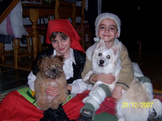 mis hijos con Luna de pequeñita y Copito.