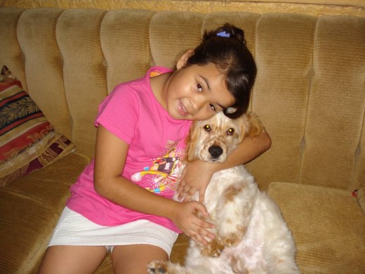 Alexia y su perrito Milo se quiere mucho