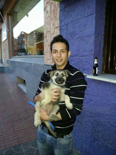 Primer dia de Noa conmigo en una terraza frecuentada por gente con sus mascotas :)