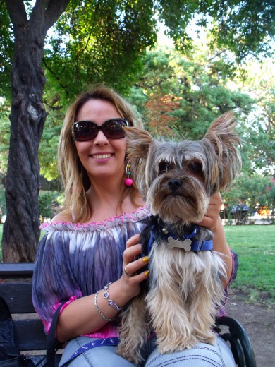 laura y muka en la plaza brazil en santiago de chile